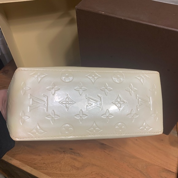 ❌Sold❌ Authentic Louis Vuitton Reade PM in white vernis leather - Picture 8 of 13